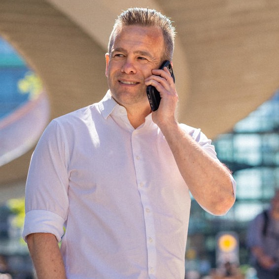 Philip Bronsztejn talking on the phone